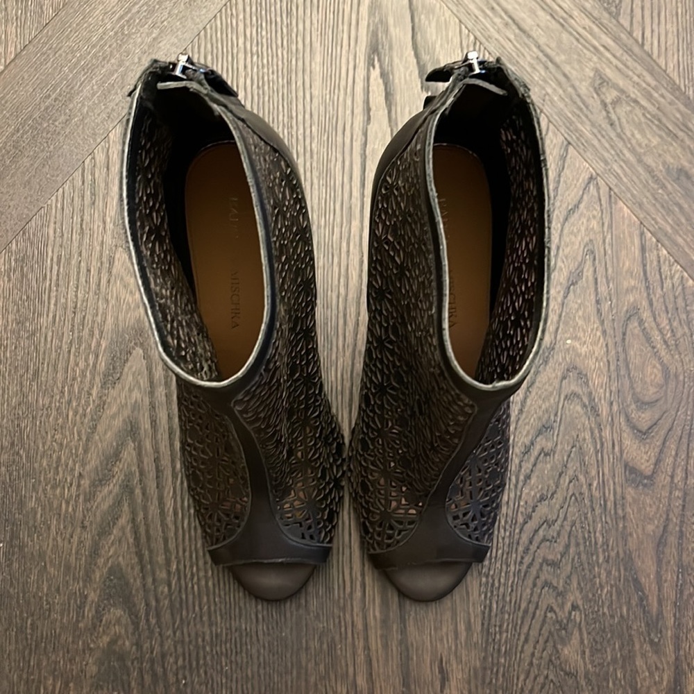 Badgley Mischka Black Laser Cut Booties Size 9 5 - Picture 3 of 10